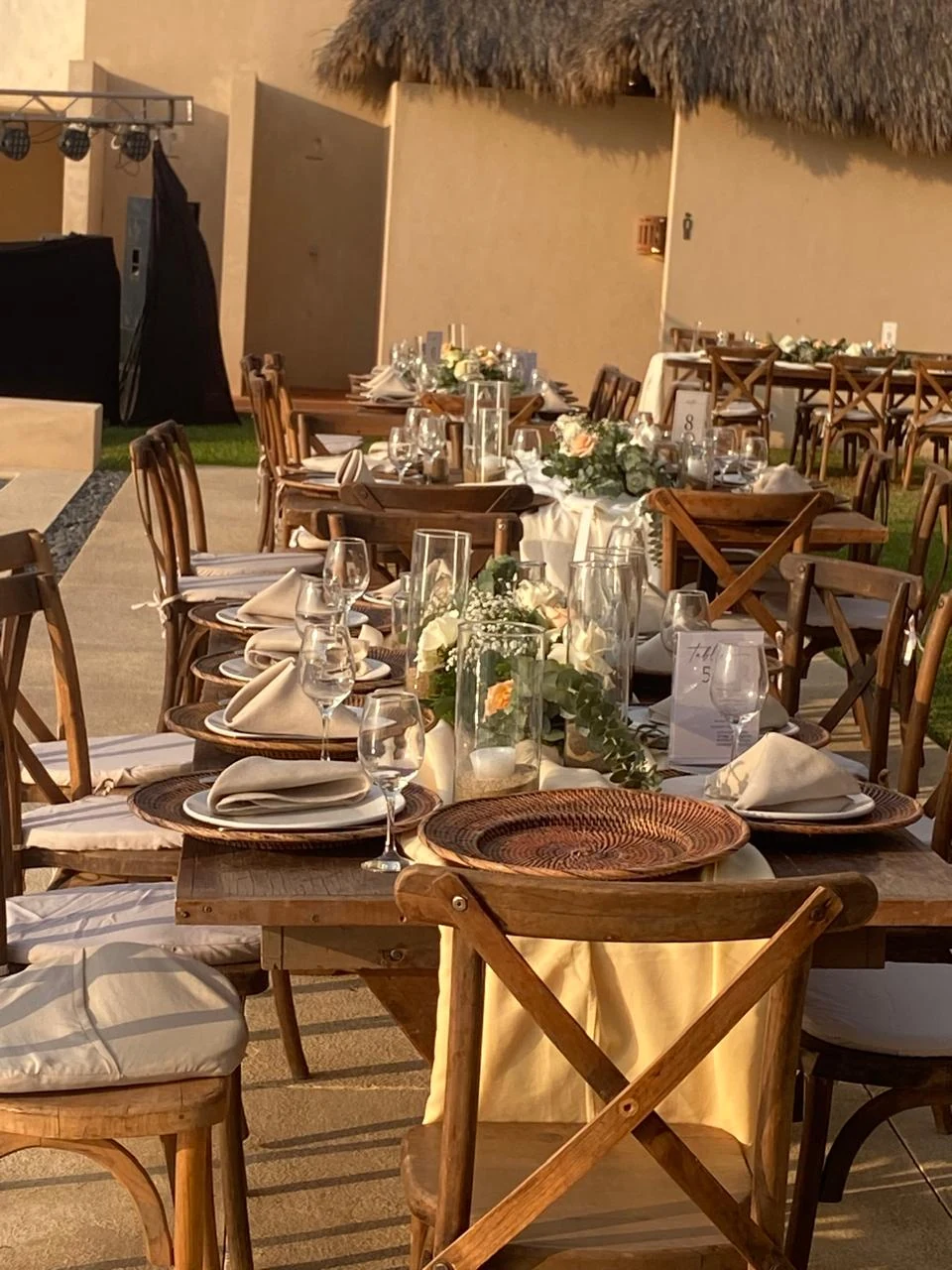 Mesa para evento decorada con flores y tonos cálidos