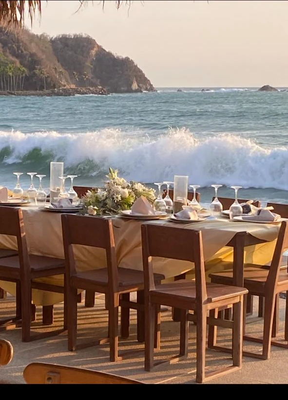 Mesa preparada a pocos pasos de las olas