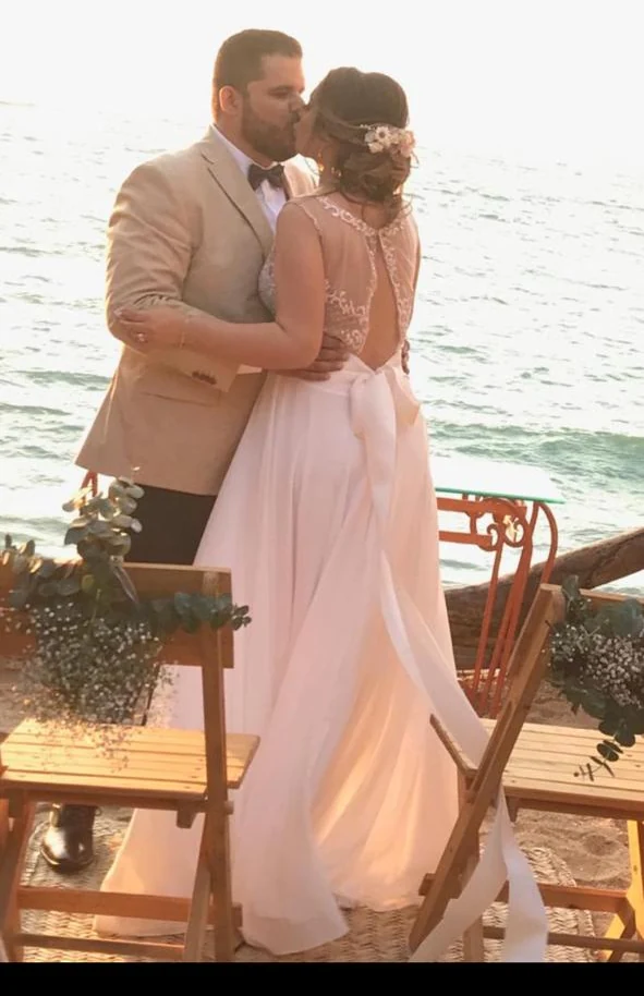Pareja celebrando su ceremonia frente al océano